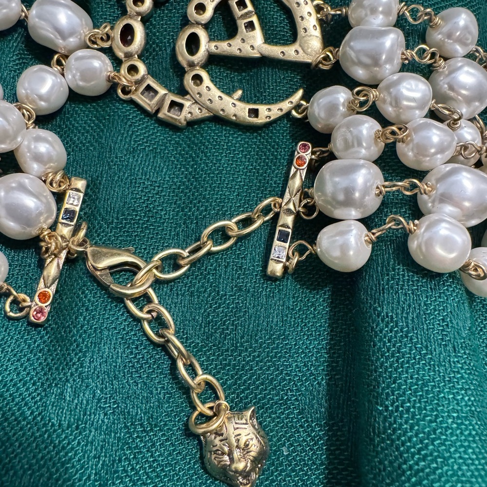 Gucci GG Elegant Pearl and Gold Crystal Necklace - Picture 4 of 7